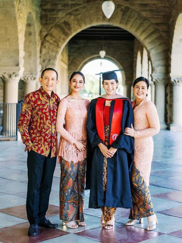 Maudy Ayunda Kenakan Kebaya Merah di Hari Kelulusan S2 dari Stanford University