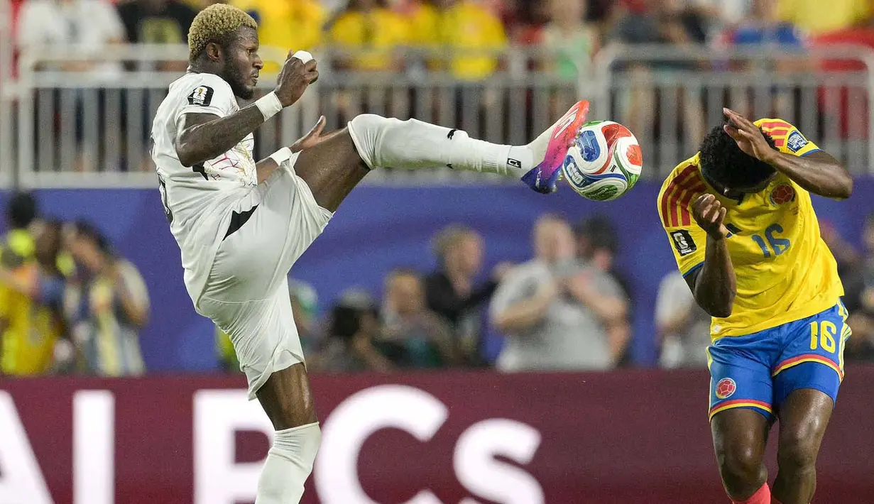 Pemain Ghana Kwasi Sibo berebut bola dengan pemain Kolombia Jefferson Lerma selama pertandingan sepak bola babak 32 besar Piala Dunia 2026 antara Kolombia dan Ghana di Stadion Kansas City, Kansas City, Jumat (03/07/2026). (AFP/ Juan Mabromata)