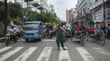 Seorang relawan mengatur lalu lintas jalan raya di Dhaka, Bangladesh, Selasa (6/8/2024). (AP Photo/Rajib Dhar)