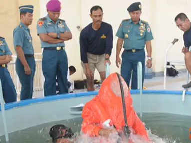 Citizen6, Surabaya: Free escape yang merupakan latihan wajib bagi personil calon pengawak kapal selam tersebut diikuti 12 siswa. Seluruh siswa sudah mempersiapkan dan memakai peralatan yang di gunakan dalam free escape. (Pengirim: Penkobangdikal)