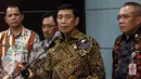 Menkopolhukam Wiranto memberikan keterangan terkait isu pro dan kontra pembubaran ormas Hizbut Tahrir Indonesia (HTI) di Jakarta, Jumat (12/5). Pemerintah menyatakan tidak akan berkompromi dengan ormas yang mengancam NKRI. (Liputan6.com/Johan Tallo)