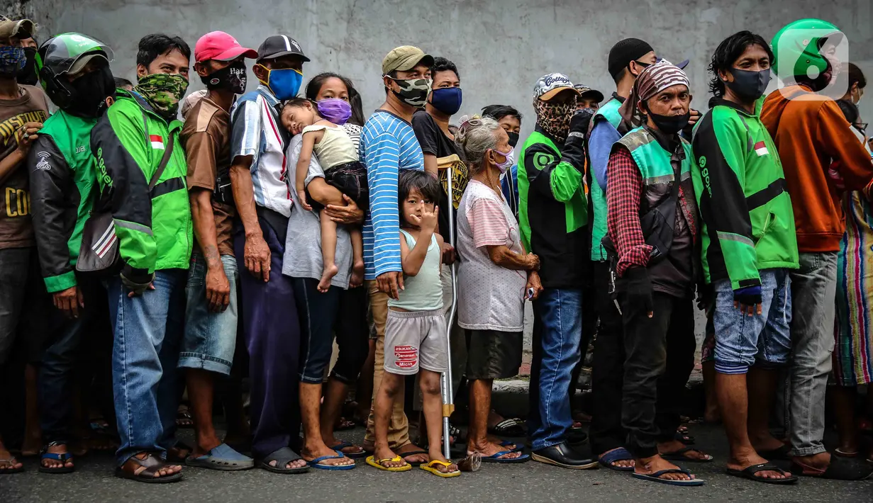 Warga dan pengemudi ojek online mengantre nasi kotak serta masker dari TNI di Markas Komando Gabungan Wilayah I, Jakarta, Selasa (21/4/2020). Dalam rangka Hari Kartini, TNI membagikan makanan dan masker kepada masyarakat. (Liputan6.com/Faizal Fanani)