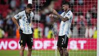 Pemain Argentina, Rodrigo De Paul (kanan) dan Giovani Lo Celso memotong jaring gawang setelah memenangkan laga Finalissima melawan Italia dengan skor 3-0 di Stadion Wembley, Kamis (02/06/2022) dini hari WIB. Gol La Albiceleste masing-masing dicetak oleh Lautaro Martinez (28'), Angel Di Maria (45+1'), dan Paulo Dybala (90+4'). (AP/Matt Dunham)