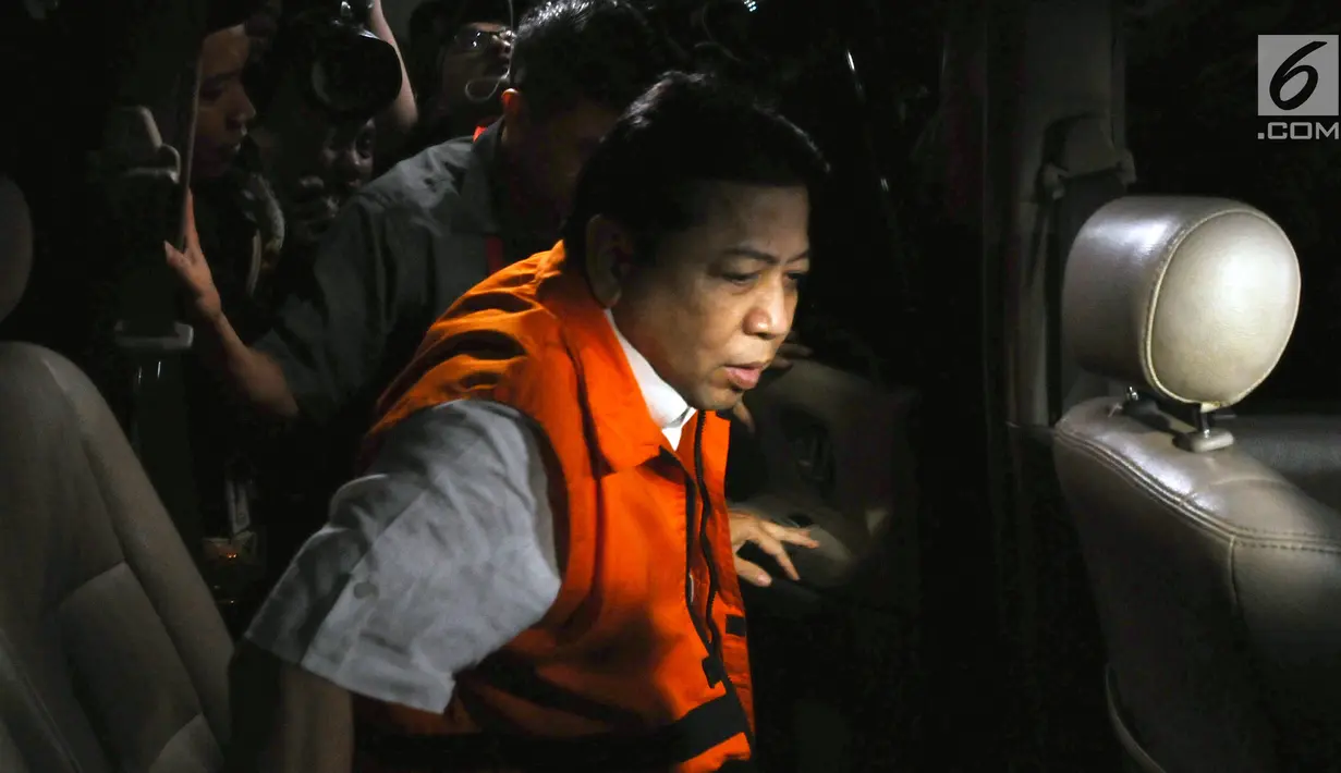 Ketua DPR Setya Novanto di mobil tahanan usai menjalani pemeriksaan di gedung KPK, Jakarta, Kamis (23/11). Setnov diperiksa untuk dua kasus berbeda, kasus dugaan korupsi pengadaan e-KTP dan kecelakaan yang dialaminya. (Liputan6.com/Helmi Fithriansyah)