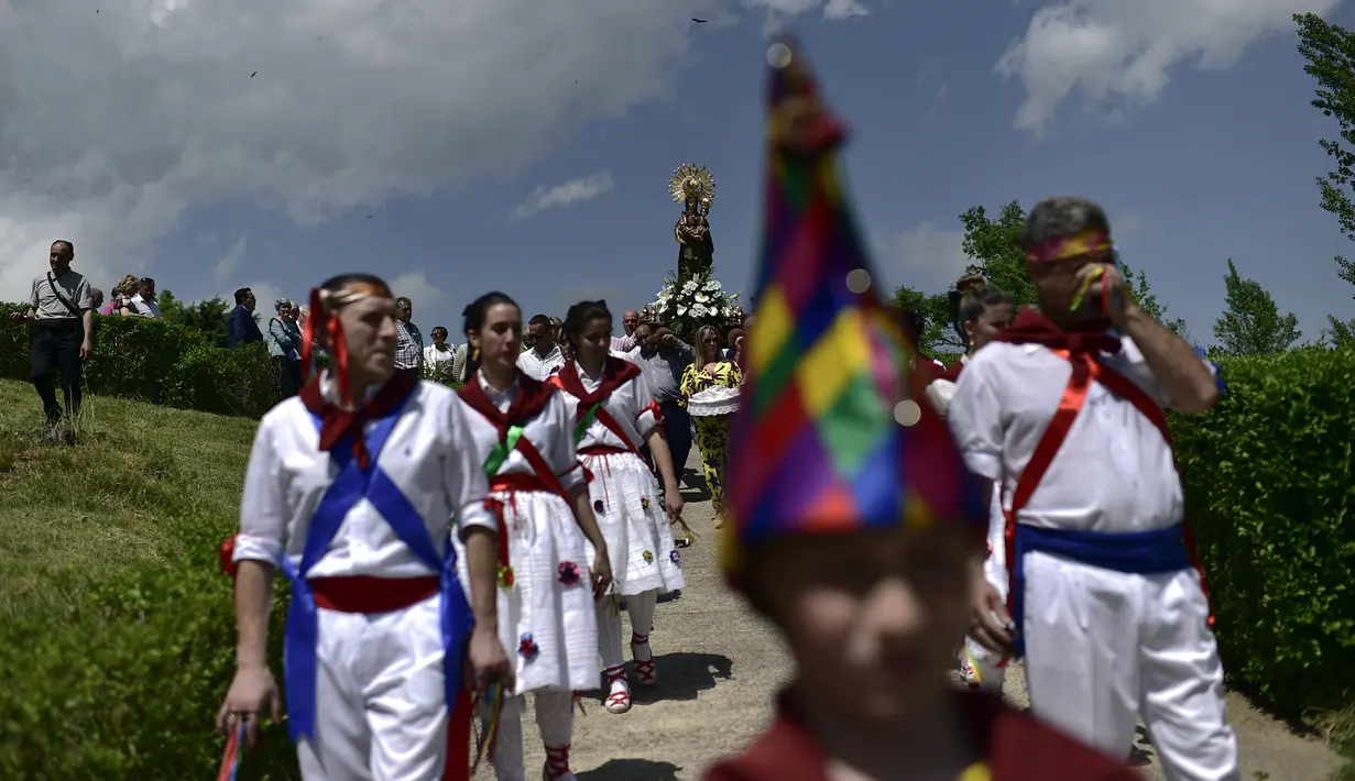 Penari ambil bagian dalam ziarah The Maidens di Sorzano, Spanyol, 15 Mei 2022. Menurut tradisi kuno, ziarah The Maidens bertujuan untuk menghormati musim semi dan kesuburan wanita. (AP Photo/Alvaro Barrientos)