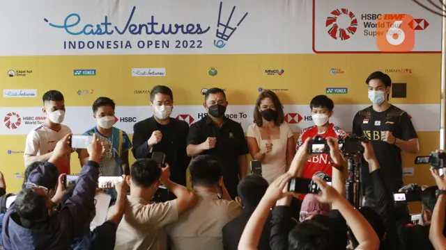 Sekjen PSBSI, Muhammad Fadil Imran bersama para atlet dan pihak sponsor foto bersama usai jumpa pers Indonesia Open 2022 di BCA Tower, Jakarta, Rabu (25/5/2022). (Bola.com/M Iqbal Ichsan)