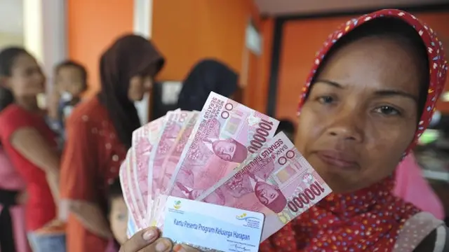 Ratusan warga Tangerang antre cairkan dana Program Keluarga Harapan