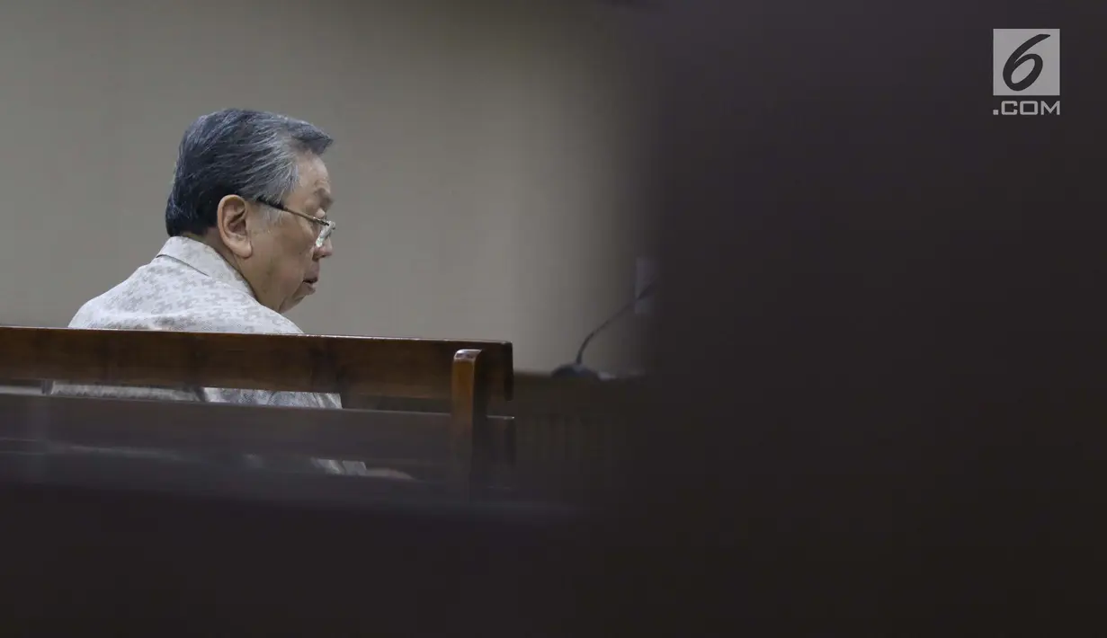 Terdakwa korupsi pengelolaan dana pensiun PT Pertamina, Edward Soeryadjaya saat sidang putusan di PN Jakarta Pusat, Kamis (10/1). Edward dinyatakan bersalah, dihukum 12 tahun 6 bulan penjara, denda Rp 500 juta. (Liputan6.com/Helmi Fithriansyah)