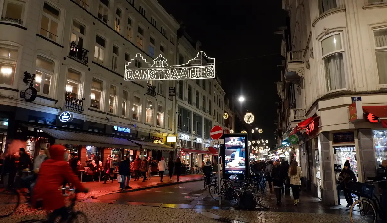 Amsterdam Light Festival pun menjadi salah satu objek foto menarik selama berada di kota ini. (Liputan6.com/Unoviana Kartika Setia)