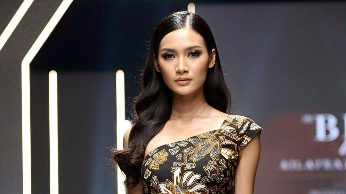 6 Gambar Model Atasan Batik Wanita Elegan yang Cocok untuk Segala Acara