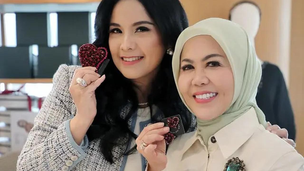 6 Pesona Glowing Annisa Pohan dengan Soft Makeup dan Rambut Mengembang