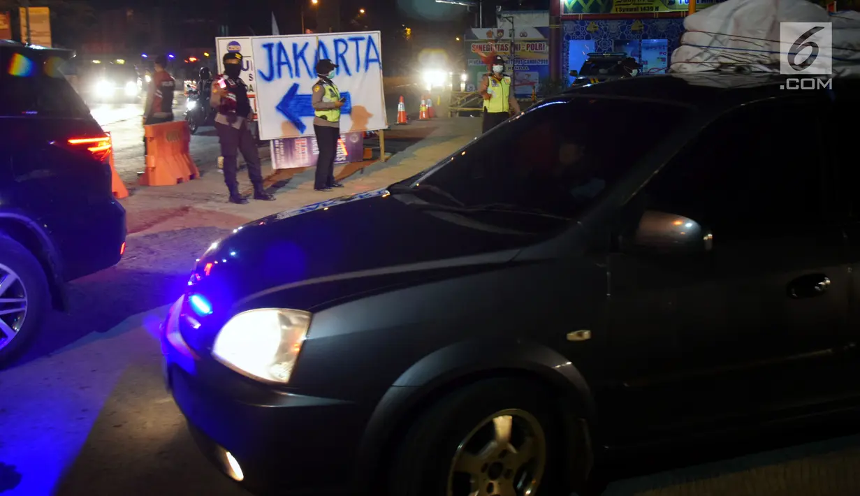 Polisi mengatur lalu lintas kendaraan pemudik yang melintasi Jembatan Kalikuto pada ruas tol fungsional Batang - Semarang, Rabu (20/6). Sebagian arus lalu-lintas di tempat ini dialihkan ke pantura untuk memecah kemacetan. (Liputan6.com/Gholib)