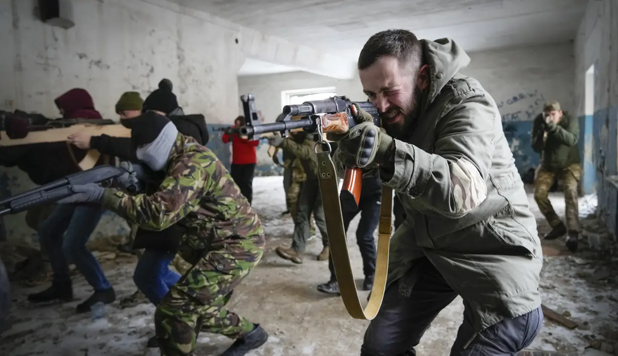 Penduduk setempat berlatih pertahanan militer di Kyiv, Ukraina (30/1/2022). Menteri Luar Negeri Sergey Lavrov juga menantang klaim NATO sebagai struktur pertahanan murni. (AP Photo/Efrem Lukatsky)