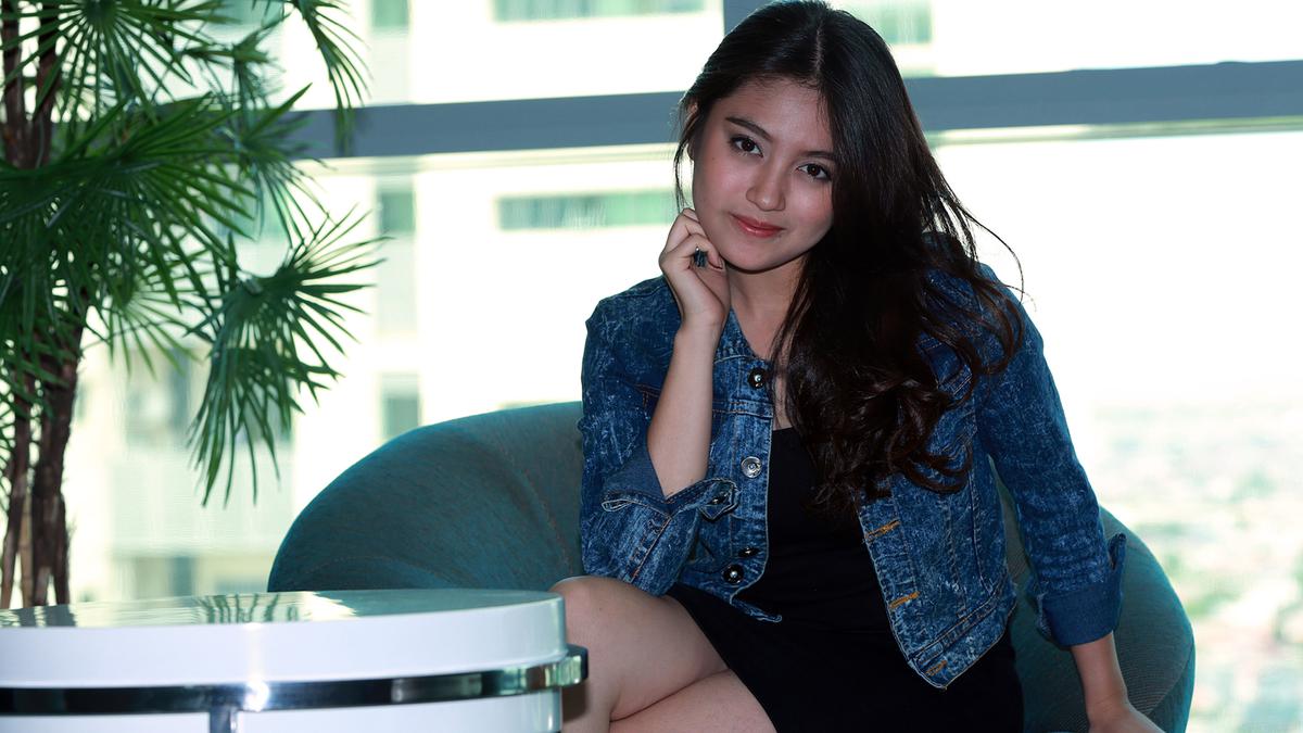 Nabilah JKT48 Jadi Radio untuk Boy William di Lokasi Syuting