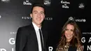 Bek Manchester United, Matteo Darmian (kiri) dan pacarnya Francesca Cormanni berpose di atas karpet merah saat mereka tiba untuk menghadiri "Inggris untuk UNICEF Gala Dinner" di Old Trafford, Manchester, Inggris, (29/11). (AFP PHOTO/OLI SCARFF)