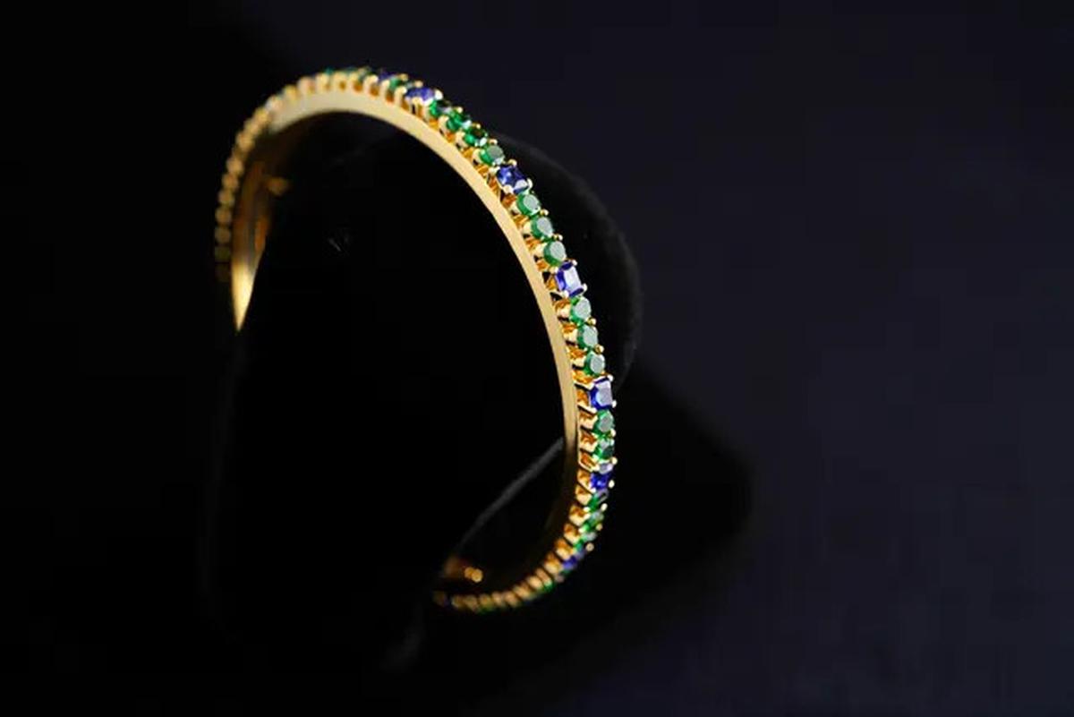 7 Model Gelang Emas Bangle Mewah 2025, Kilau Investasi di Pergelangan Tangan