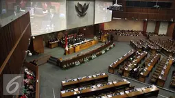 Suasana Sidang Paripurna di Kompleks Parlemen, Jakarta (29/8). Sidang yang berlangsung dalam rangka HUT ke-71 DPR itu beragenda mendengarkan pidato Ketua DPR Ade Komarudin mengenai laporan kinerja DPR tahun sidang 2015-2016. (Liputan6.com/Johan Tallo)