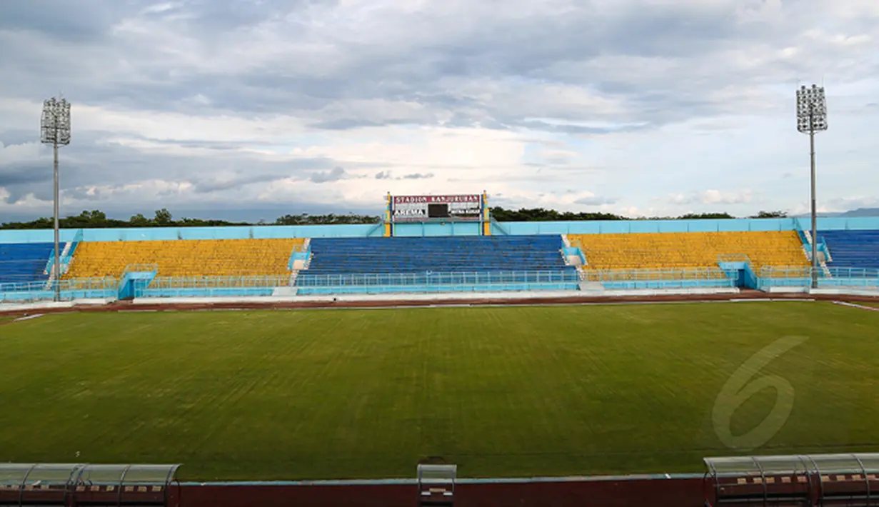 Jelang laga SCM Cup 2015, Stadion Kanjuruhan mulai berbenah. Tampak rumput lapangan di Stadion Kanjuruhan Malang terlihat rapi, Jumat (16/1/2015). (Liputan6.com/Faizal Fanani)