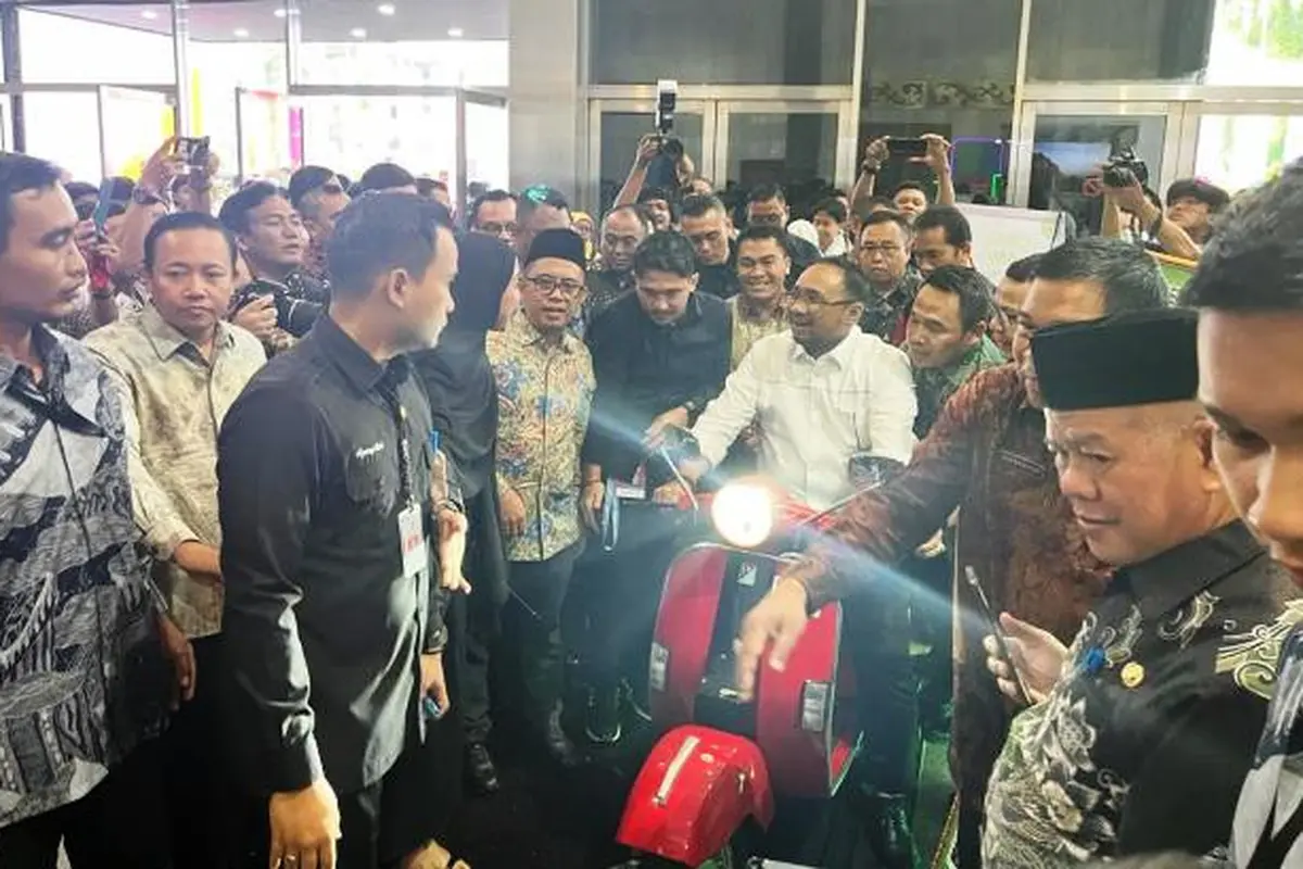 Menag Yaqut saat menjajal motor listrik buatan siswa MAN 2 Bandar Lampung. Foto :(Dokumen Kemenag Lampung).