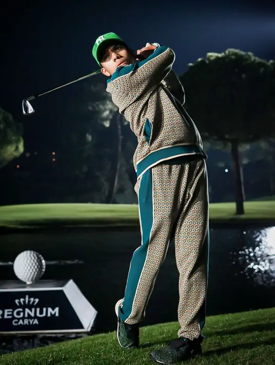 <p>Potret lainnya memperlihatkan Saaih tampil dengan setelan jaket dengan motif penuh, dilengkapi dengan topi warna hijau senada.</p>