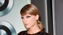 Menurut Taylor Swift, pelaku yang melakukan tindakan tak senonoh itu adalah perbuatan pembawa acara radio Davil Mueller yang dianggap telah merabanya di belakang panggung. (AFP/Bintang.com)