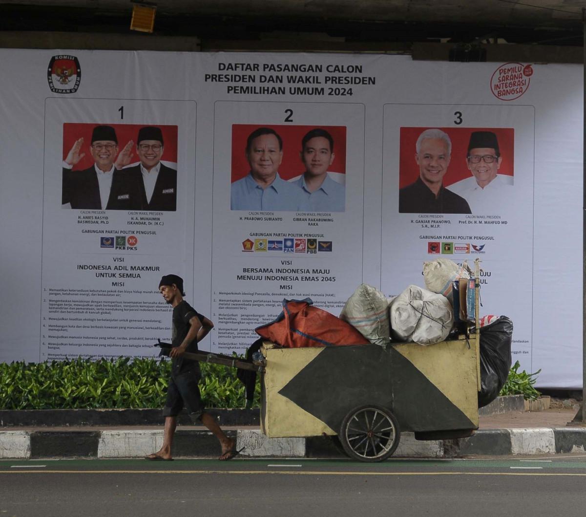 Sebuah spanduk surat suara Pilpres 2024 untuk presiden dan wakil presiden yang terpampang di&nbsp;(kolong flyover) Perempatan Kuningan-Mampang, Jakarta, Senin (8/1/2023).