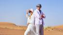 Beberapa waktu belakangan ini, selebriti yang tengah menikmati momen liburan ke gurun pasir ialah Syahrini bersama suaminya, Reino Barack. Dalam liburannya ke Dubai ini keduanya abadikan momen mesra saat berada di padang gurun. Tampil serasi dengan busana serba putih, pasangan ini menuai banyak pujian. (Liputan6.com/IG/princessyahrini)