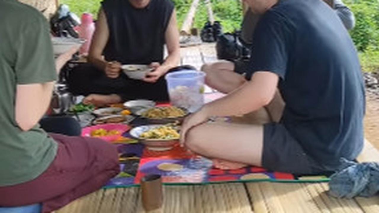 Bule Makan di Baduy