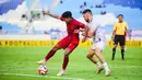 Hal tersebut karena beberapa pemain Arema FC pernah membela tim lawan, Madura United. Sebut saja, Salim Tuharea, Iksan Lestaluhu, Rifad Marasabessy, dan Lucas Frigeri. (Bola.com/Iwan Setiawan)