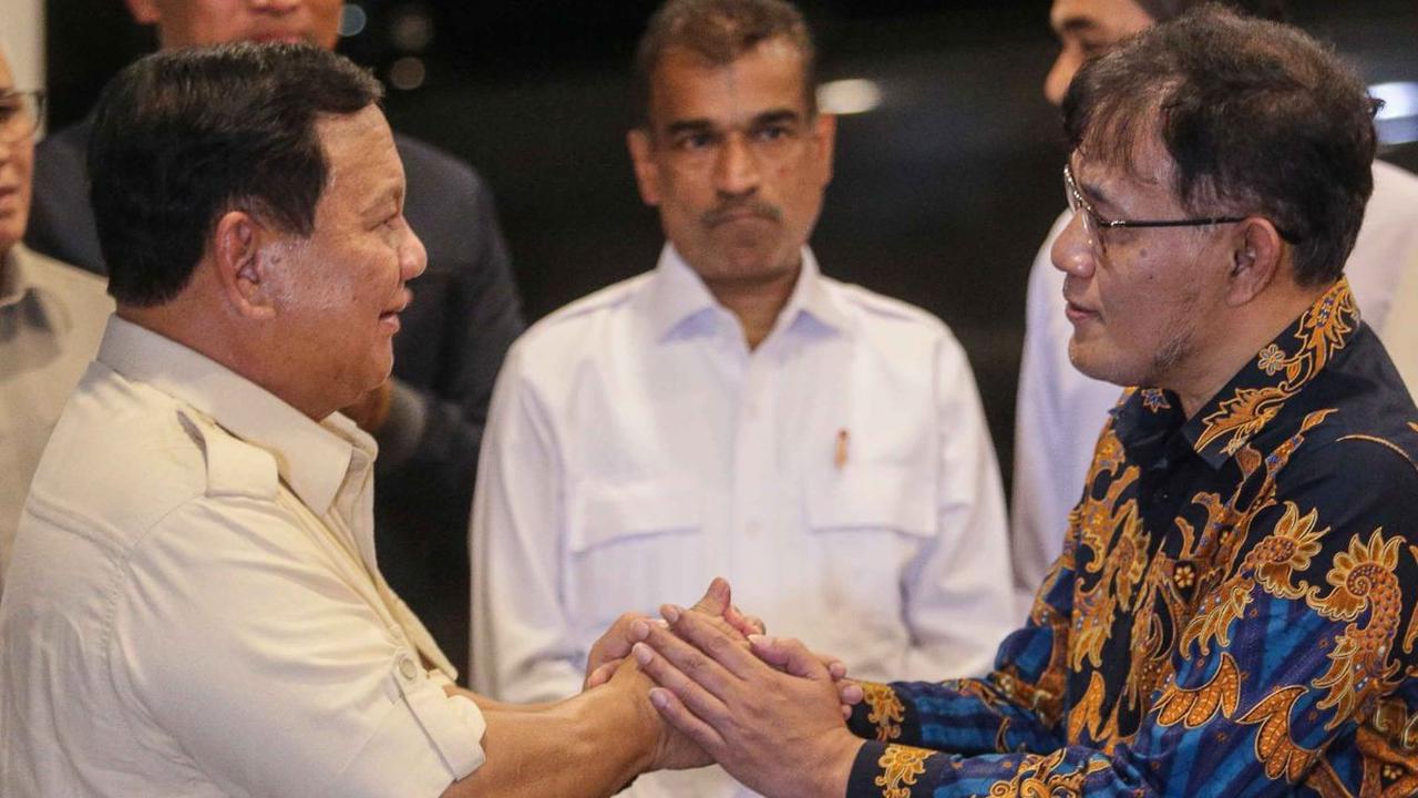 Ketua Umum Partai Gerindra Prabowo Subianto (kiri) berjabat tangan dengan politisi PDIP Budiman Sudjatmiko (kanan) saat berkunjung ke Kediaman Prabowo di Rumah Kertanegara, Kebayoran Baru, Jakarta Selatan, Selasa (18/7/2023) malam.