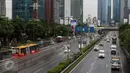 Pengendara melintasi Tol Dalam Kota di kawasan Jalan Gatot Subroto, Jakarta, Jumat (2/12). Terkait aksi super damai 212 yang digelar di kawasan Monas, sejumlah ruas jalan protokol Ibukota terlihat lengang. (Liputan6.com/Helmi Fithriansyah)
