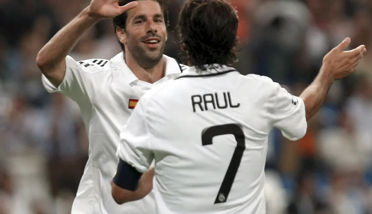 Pemain Real Madrid Ruud van Nistelrooy (kiri) dan Raul Gonzalez (kanan) melakukan perayaan usai mencetak gol saat pertandingan melawan Bate Barisov di Stadium Santiago Bernabeu, Spanyol, Rabu (17/9/2008). (EPA/Zipi)