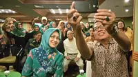 Walikota Tangsel terpilih Airing selfie dengan sejumlah simpatisannya (Pramita Tristiawati/Liputan6.com)