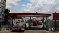 Aktivitas mobil tangki milik Pertamina di Depo Pertamina Plumpang, Jakarta Utara, Selasa (1/11). Meski adanya aksi mogok kerja Awak Mobil Tangki (AMT), di lokasi masih ada mobil-mobil tangki milik Pertamina yang beroperasi. (Liputan6.com/Faizal Fanani)