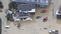 Operasi penyelamatan dilakukan di daerah banjir di Hitoyoshi, Prefektur Kumamoto, Jepang, Sabtu (4/7/2020). Hujan deras memicu banjir dan tanah longsor di sejumlah wilayah Jepang. (Kyodo News via AP)