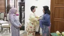 Presiden ke-5 RI Megawati Soekarnoputri menyambut kedatangan istri PM Malaysia Najib Razak, Rosmah Mansor, di kediamannya di Jalan Teuku Umar, Jakarta, Selasa (7/3). Megawati didampingi istri Wapres Jusuf Kalla, Mufidah Kalla. (Liputan6.com/Faizal Fanani)