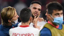 Pemain Sevilla, Youssef En-Nesyri, tampak menangis usai timnya dikalahkan Bayern Munchen pada laga Piala Super Eropa di Puskas Arena, Budapest, Jumat (25/9/2020) dini hari WIB. Sevilla kalah 1-2 oleh Bayern Munchen. (AFP/Tibor Illyes/pool)
