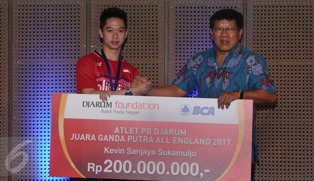 Pebulutangkis Kevin Sanjaya Sukamuljo (kiri) saat menerima bonus juara All England 2017 dari PB Djarum, Jakarta, Rabu (22/3). Pebulutangkis Ganda, Kevin Sanjaya/Marcus F Gideon meraih juara All England 2017. (Liputan6.com/Helmi Fithriansyah) 