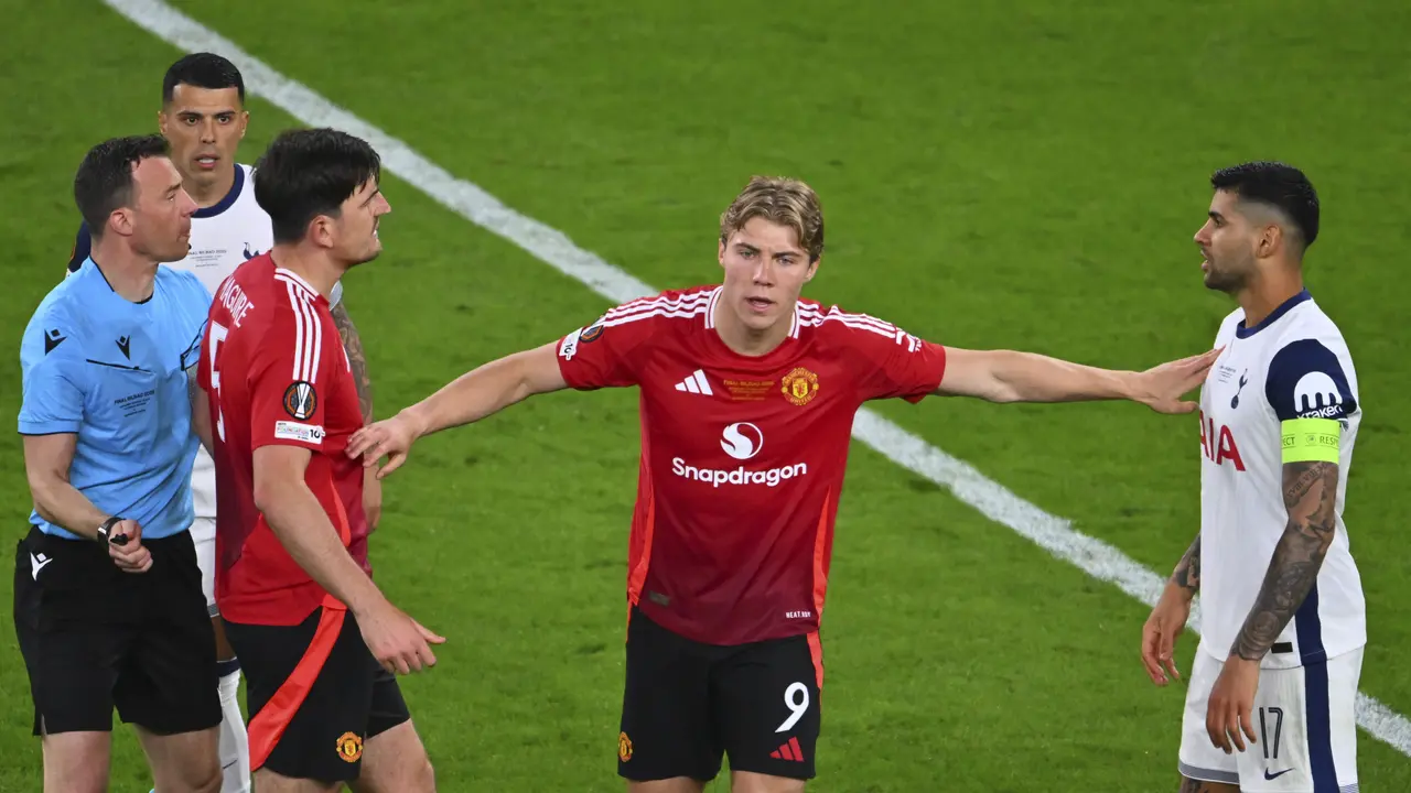 Harry Maguire dan Cristian Romero di Final Liga Europa 2024/2025