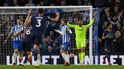 Manchester City sudah unggul 1-0 pada menit ke-13. Sepakan Ilkay Guendogan (kanan) usai meneruskan bola liar dari Bernardo Silva tidak mampu dihalau kiper Brighton, Robert Sanchez. (AFP/Glyn Kirk)