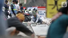 Pekerja menyelesaikan proyek revitalisasi trotoar di kawasan Kuningan, Jakarta, Senin (4/11/2019). Dinas Bina Marga DKI Jakarta menganggarkan biaya proyek revitalisasi trotoar sebesar Rp 1,1 triliun. (merdeka.com/Iqbal Nugroho)
