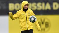 Gelandang Borussia Dortmund, Jadon Sancho mejuggling bola selama sesi latihan di Dortmund, Jerman (4/11/2019). Dortmund akan melawan wakil Italia, Inter Milan pada Grup F Liga Champions di Signal Iduna Park. (AP Photo/Martin Meissner)
