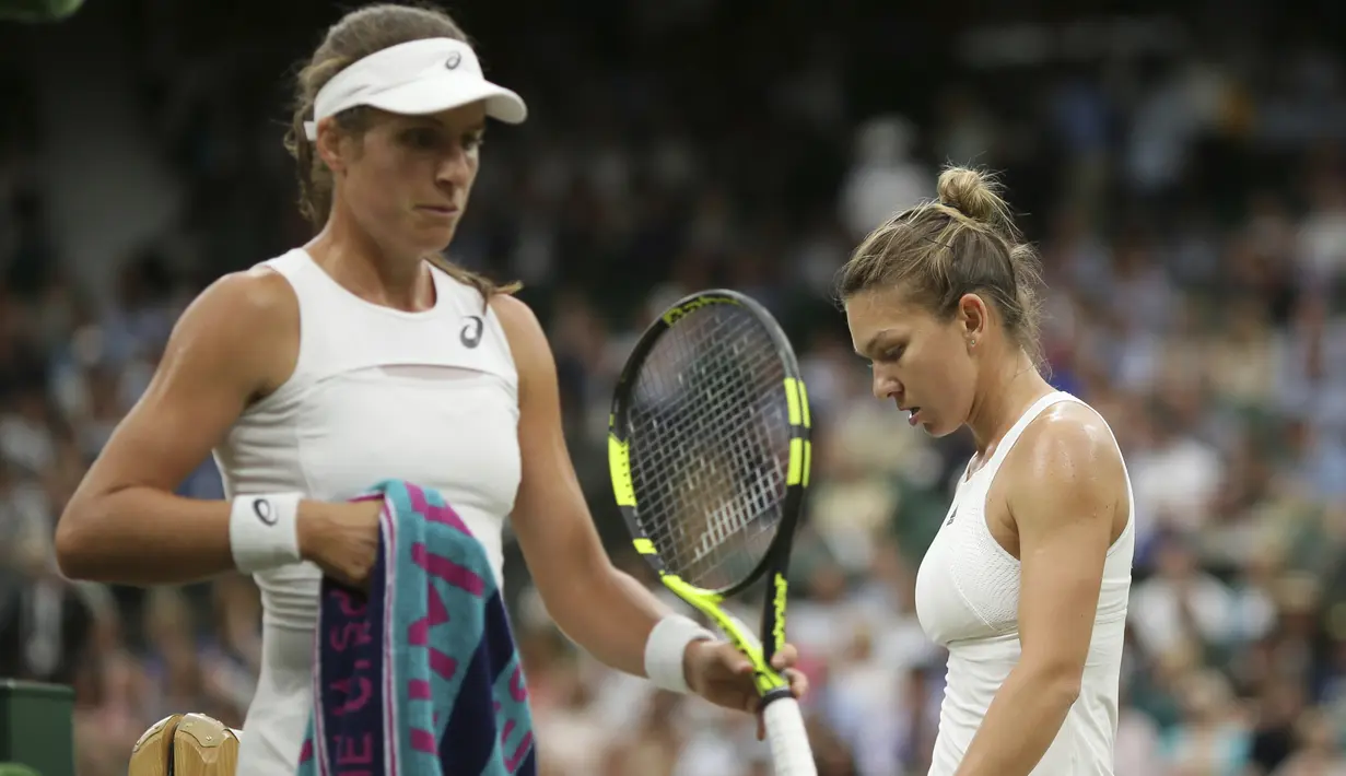 Simona Halep (kanan) dan Johanna Konta usai laga perempat final tunggal putri Wimbledon 2017 di The All England Lawn Tennis Club, Wimbledon, London, (11/7/2017). (AP/Tim Ireland)