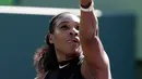 Juara Grand Slam 23 kali, Serena Williams bersiap melakukan servis ke arah juara Indian Wells, Naomi Osaka pada babak pertama Miami Terbuka di Crandon Park, Rabu (21/3). Serena takluk dengan skor 3-6, 2-6 dalam waktu satu jam 17 menit. (AP/Lynne Sladky)