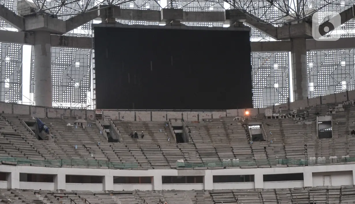 Layar raksasa di salah satu sudut Jakarta Internasional Stadium (JIS), Papanggo, Jakarta Utara, Selasa (11/1/2022). Progres pembangunan stadion terbesar di Asia yang dirancang sesuai standar FIFA tersebut saat ini mencapai 93,85 persen. (merdeka.com/Iqbal S. Nugroho)
