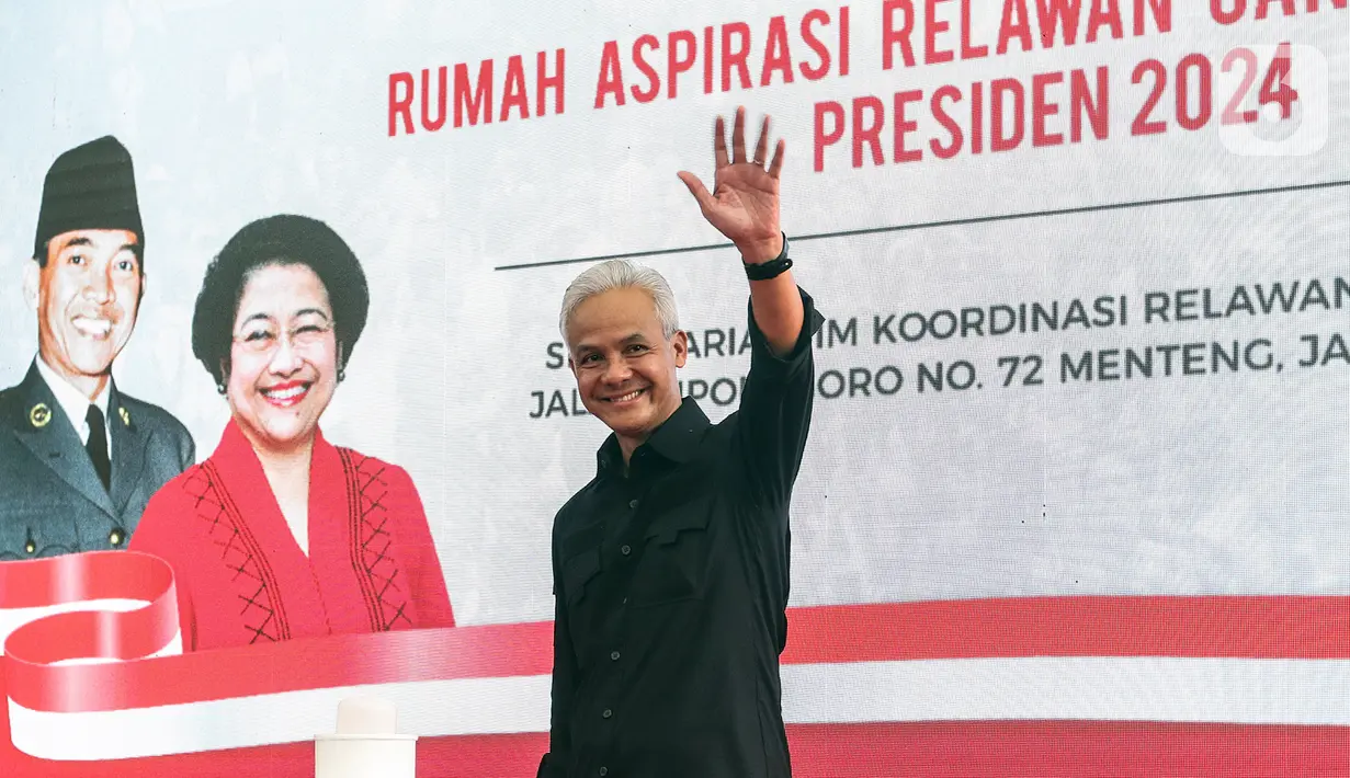Bakal calon presiden 2024 dari PDIP Ganjar Pranowo melambaikan tangan saat meresmikan Rumah Aspirasi Relawan Pemenangan yang sekaligus menjadi Sekretariat Tim Koordinasi Relawan Pemenangan Pilpres 2024 di Jakarta, Kamis (1/6/2023). Ganjar hadir bersama elite PDIP, PPP, dan Partai Hanura. (Liputan6.com/Johan Tallo)