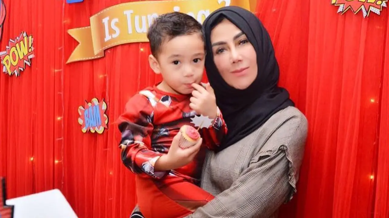Dekat dengan Cucu, Ini 6 Momen Kebersamaan Mama Amy dengan Rafathar