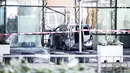 Sebuah mobil van hangus setelah menabrak pintu depan gedung tempat surat kabar ternama Belanda, De Telegraaf di Amsterdam, Selasa (26/6). Polisi menduga, tabrakan itu disengaja tetapi pengemudi minibus berhasil melarikan diri. (KOEN VAN WEEL/ANP/AFP)