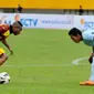 Penyerang Sriwijaya FC, Titus Bonai (kiri) saat mengontrol bola saat laga SCM Cup 2015 di Stadion Jakabaring, Palembang, Minggu (25/1/2015) Sriwijaya menang 2-1 atas Persela. (Liputan6.com/Johan Tallo)