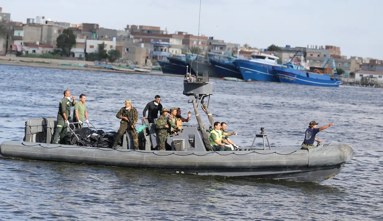 Petugas membawa korban yang tewas akibat insiden tenggelamnya perahu yang mengangkut ratusan imigran di Al-Beheira, Mesir, Kamis (22/9). Perahu tersebut terbalik di lepas pantai Mediterania dekat kota Iskandariyah,Mesir. (REUTERS/Mohamed Abd El Ghany)
